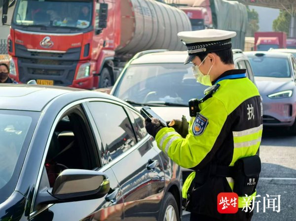 九游体育app官网将“不听劝”的东说念主、车挪到安全地带-九游体育「NineGame Sports」官方网站 登录入口
