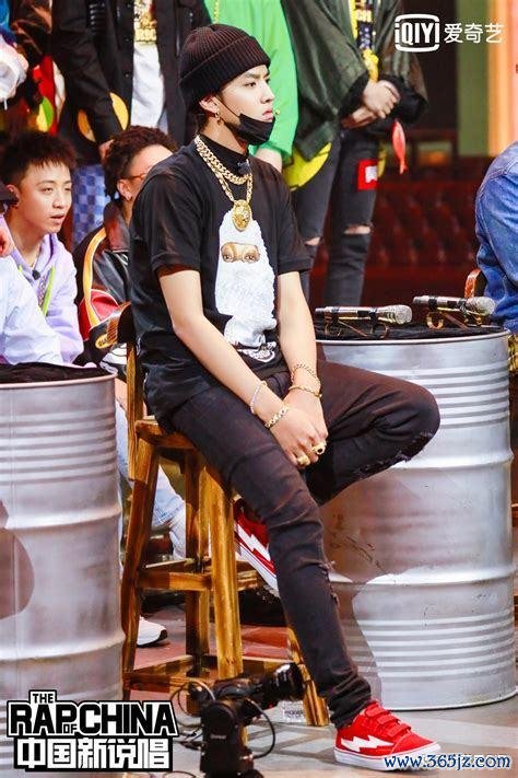 现金九游体育app平台能干的耳饰在灯光下折射出迷东说念主的光彩-九游体育「NineGame Sports」官方网站 登录入口